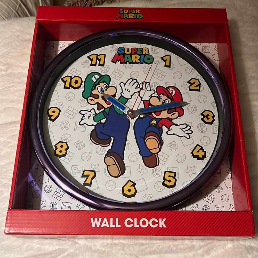 SUPER
MARIO Wall clock brand new in box no batteries included
